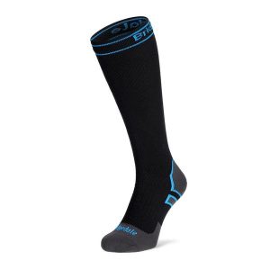 Skarpety Bridgedale StormSock Mid Knee - black/blue. Czarne skarpetki Bridgedale, bez wzorów. Za 193,99 zł.