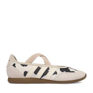 Baleriny adidas. Białe balerinki ADIDAS, bez wzorów, bez obcasa, bez zapięcia. Za 279,99 zł.