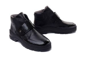 COMFORTABEL 990343-01 schwarz, botki damskie. Czarne botki Comfortabel, na zimę, bez wzorów, bez obcasa, bez zapięcia. Za 464,90 zł.