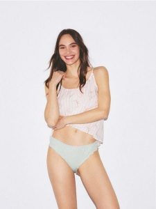 Majtki figi 3 pack - pastelowy róż. Czerwone figi Reserved, bez wzorów, z bawełny. Za 59,99 zł.