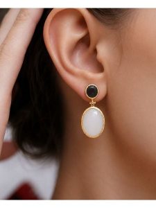 Pierres delicates Pozłacane kolczyki-wkrętki z tygrysim okiem rozmiar: onesize. Czarne kolczyki Pierres delicates, pozłacane. Za 69,95 zł.