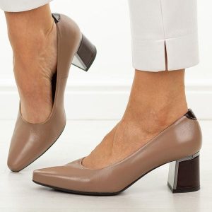 Beżowe Tan skórzane Polskie czółenka damskie Suzana 4502. Brązowe czółenka Suzana, bez wzorów, z lakierowanej skóry, bez obcasa, na słupku, bez zapięcia. Za 439,00 zł.