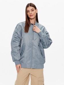 Calvin Klein Jeans Kurtka bomber J20J221082 Niebieski Oversize. Niebieskie kurtki Calvin Klein Jeans, l, bez wzorów, z jeansu, bez kaptura. Za 529,99 zł.