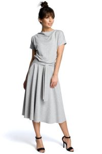 Rozkloszowana sukienka midi z paskiem w talii zbluzowana góra szara. Szare sukienki Sukienki.shop, do pracy, l, bez wzorów, z bawełny, biznesowe, bez kołnierzyka, bez ramiączek, midi, dopasowane. Za 209,00 zł.