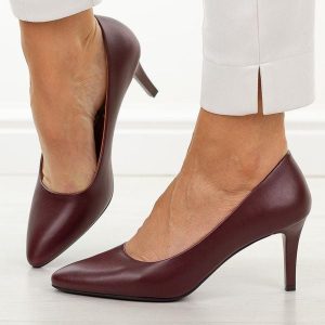 Bordowe szpilki damskie Sergio Leone 1336. Czerwone szpilki Sergio Leone, bez wzorów, z jeansu, bez obcasa. W wyprzedaży za 152,10 zł.