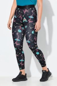 Damskie Legginsy sportowe szybkoschnące kieszenie z recyklingu. Czarne legginsy Ulla Popken, bez wzorów, z elastanu, z podwyższonym stanem. Za 239,99 zł.