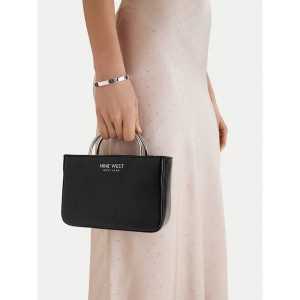 Torebka Nine West. Czarne kuferki Nine West, bez wzorów, bez dodatków. Za 199,99 zł.