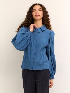 Karen by Simonsen Bluzka Frosty 10104236 Niebieski Feminine Fit. Niebieskie bluzki Karen by Simonsen, bez wzorów, z wiskozy, bez kołnierzyka, bez ramiączek. Za 299,99 zł.