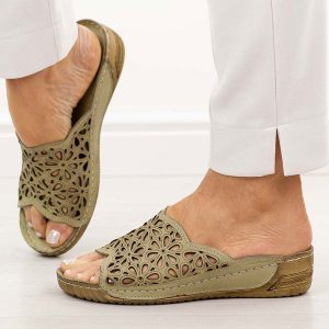 Zielone avocado ażurowe skórzane klapki damskie T.Sokolski L225. Zielone klapki Sokolski, w ażurowe wzory, z materiału, bez obcasa, na koturnie. Za 249,00 zł.