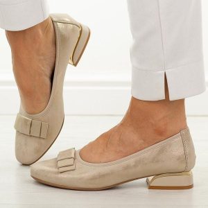 Złote skórzane czółenka damskie na obcasie M.Daszyński Ol37-2. Żółte czółenka M.Daszyński, z aplikacjami, z jeansu, z okrągłym noskiem, bez obcasa, na obcasie, bez zapięcia. W wyprzedaży za 197,10 zł.