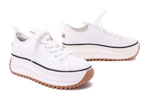 TAMARIS 1-23731-41 100 white, półbuty damskie. Białe półbuty Tamaris, bez wzorów, bez obcasa, bez zapięcia. Za 339,90 zł.