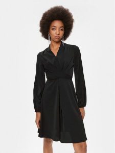 DKNY Sukienka codzienna DD3G2174 Czarny Regular Fit. Czarne kombinezony DKNY, na co dzień, bez wzorów, z syntetyku, bez kołnierzyka, bez ramiączek, proste. Za 669,99 zł.