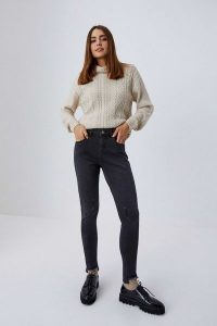 Jeansy skinny medium waist z postrzępionymi nogawkami grafitowe. Szare jeansy MOODO, bez wzorów, z bawełny. W wyprzedaży za 25,99 zł.