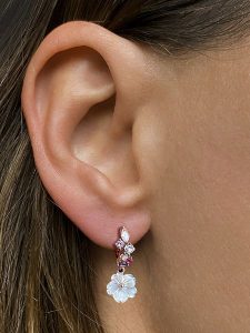 Les Petites Précieuses Pozłacane kolczyki-kreole z cyrkoniami i masą perłową rozmiar: onesize. Białe kolczyki Les Petites Précieuses, z cyrkonią, pozłacane. Za 213,95 zł.