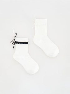 Skarpety 2 pack - czarny. Czarne skarpetki Reserved, bez wzorów. W wyprzedaży za 27,99 zł.