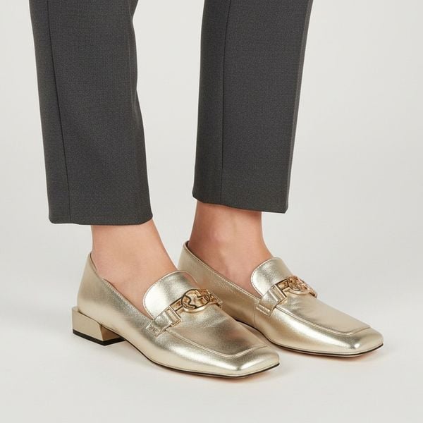 Półbuty damskie S.Barski, cholewka skóra naturalna metalizowana niski fason zaokrąglony nosek ozdobny metalowy element na podbiciu stabilny obcas blo. Żółte czółenka S.BARSKI, bez wzorów, ze skóry, bez obcasa, na obcasie, bez zapięcia. Za 350,90 zł.