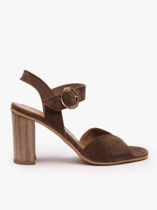 Ciemnobrązowe sandały ze skóry welurowej. Brązowe sandały Ryłko, bez wzorów, ze skóry, z okrągłym noskiem, bez obcasa, na obcasie, bez zapięcia. Za 379,99 zł.