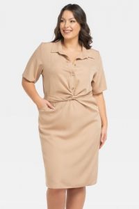 Sukienka szmizjerka wiązana w pasie z kieszeniami KYOTO beżowa. Brązowe sukienki KARKO, do pracy, plus size, bez wzorów, z elastanu, biznesowe, bez kołnierzyka, plus size, bez ramiączek, midi, szmizjerki. Za 89,50 zł.