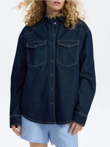 Jeansowa koszula oversize - granatowy. Niebieskie koszule Reserved, l, bez wzorów, z bawełny, bez kołnierzyka, bez ramiączek. W wyprzedaży za 59,99 zł.