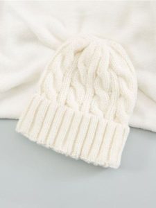 Czapka - kremowy. Białe czapki Sinsay, bez wzorów, z materiału. Za 29,99 zł.