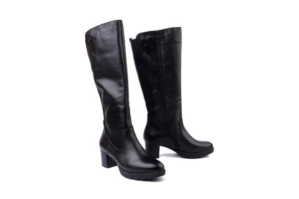 RIEKER 77684-00 black, kozaki damskie. Czarne kozaki Rieker, bez wzorów, bez obcasa, na obcasie, bez zapięcia. Za 559,90 zł.