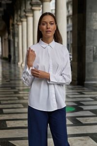 Koszula ozdobiona koralikami biała. Białe koszule MOODO, l, bez wzorów, z bawełny, bez kołnierzyka, bez ramiączek. Za 129,99 zł.