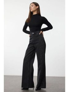 Trendyol Dżinsy - Comfort fit - w kolorze czarnym rozmiar: 36. Czarne jeansy Trendyol, bez wzorów, z podwyższonym stanem. Za 131,74 zł.