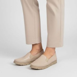 Półbuty damskie Maciejka, cholewka ze skóry naturalnej gładkiej wsuwany fason elastyczne wstawki po bokach widoczne przeszycia wokół noska gruba jedn. Brązowe półbuty Maciejka, bez wzorów, ze skóry, bez obcasa, na płaskiej podeszwie, bez zapięcia. Za 299,00 zł.