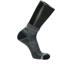Skarpety Trekkingowe unisex Smartwool Hike Light Cushion Ankle Socks. Czarne skarpetki Smartwool, bez wzorów, z wełny. Za 109,99 zł.