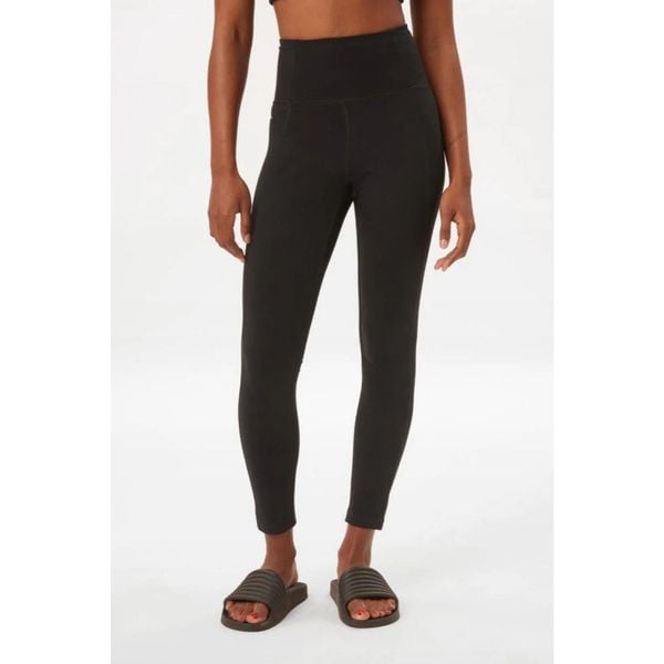 Damskie legginsy 7/8 Girlfriend Collective Compressive High-Rise. Czarne legginsy GIRLFRIEND COLLECTIVE, bez wzorów. Za 389,50 zł.