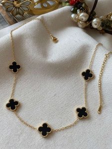 Luseera Pozłacany naszyjnik z elementami ozdobnymi - dł. 45 cm rozmiar: onesize. Żółte naszyjniki Luseera, pozłacane. Za 43,99 zł.