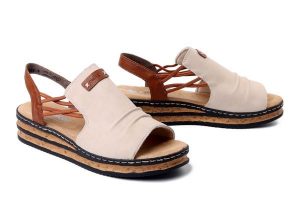 RIEKER 62962-60 beige, sandały damskie. Brązowe sandały Rieker, bez wzorów, bez obcasa, bez zapięcia. Za 299,90 zł.