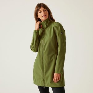 Carisbooke damski softshell. Niebieskie kurtki Regatta, bez wzorów, z materiału, bez kaptura. W wyprzedaży za 249,99 zł.
