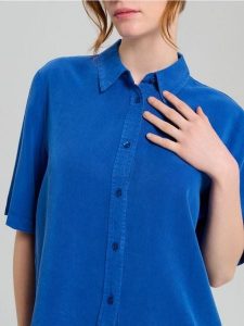 Koszula z krótkim rękawem z lyocellu - niebieski. Niebieskie koszule Sinsay, l, bez wzorów, z lyocellu, bez kołnierzyka, bez ramiączek. Za 49,99 zł.