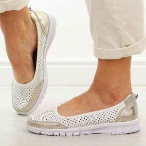 Białe ażurowe skórzane baleriny damskie Vinceza 95369. Białe balerinki VINCEZA, w ażurowe wzory, z jeansu, bez obcasa, na płaskiej podeszwie, bez zapięcia. W wyprzedaży za 161,10 zł.