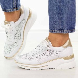 Białe skórzane półbuty damskie Filippo Dp7618/26. Białe półbuty Filippo, na lato, w ażurowe wzory, z jeansu, z okrągłym noskiem, bez obcasa, na koturnie, bez zapięcia. Za 239,00 zł.