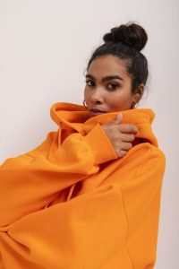 Bluza z kapturem oraz HAFTEM w kolorze EXOTIC ORANGE- GARSON-UNI. Pomarańczowe bluzy Marsala, bez wzorów, z bawełny, z kapturem. Za 329,90 zł.