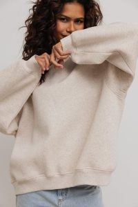 Bluza damska o prostym kroju w kolorze LATTE MELANGE - OHIO. Brązowe bluzy Marsala, m, bez wzorów, z bawełny, bez kaptura. Za 349,90 zł.