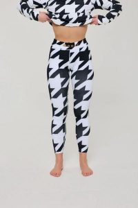 Legginsy termoaktywne – czarno-biała pepitka damskie. Białe legginsy OOSC, bez wzorów, z materiału. Za 269,99 zł.