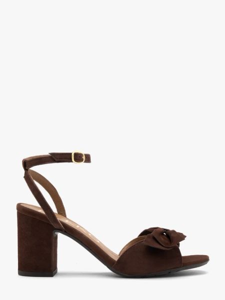 Ciemnobrązowe sandały damskie z odpinaną kokardą. Brązowe sandały Ryłko, bez wzorów, z materiału, bez obcasa, na obcasie, bez zapięcia. W wyprzedaży za 299,99 zł.
