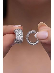 Lodie Silver Srebrne kolczyki-półkreole z cyrkoniami rozmiar: onesize. Szare kolczyki Lodie Silver, z cyrkonią, srebrne. Za 107,45 zł.