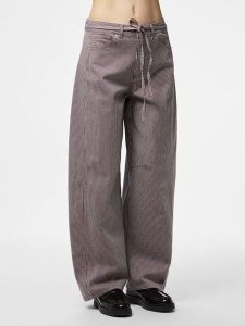 Pieces Dżinsy - Barrel fit - w kolorze fioletowym rozmiar: W30/L32. Różowe jeansy Pieces, bez wzorów, z tkaniny. Za 136,13 zł.