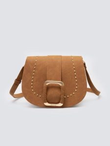 Torebka damska crossbody z ozdobną klamrą i nitami brązowa Lulua 803. Brązowe torebki klasyczne Big Star, bez wzorów, z jeansu, na ramię, zamszowe, bez dodatków. W wyprzedaży za 139,99 zł.