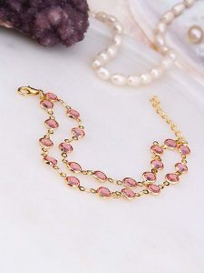 L'Atelier de Gaia Pozłacana bransoletka z kamieniami ozdobnymi rozmiar: onesize. Różowe bransoletki L'Atelier de Gaia, pozłacane. Za 39,99 zł.