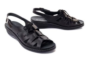 SUAVE 711041-1 black, sandały profilaktyczne damskie. Czarne sandały Suave, bez wzorów, bez obcasa, na koturnie, bez zapięcia. Za 224,94 zł.