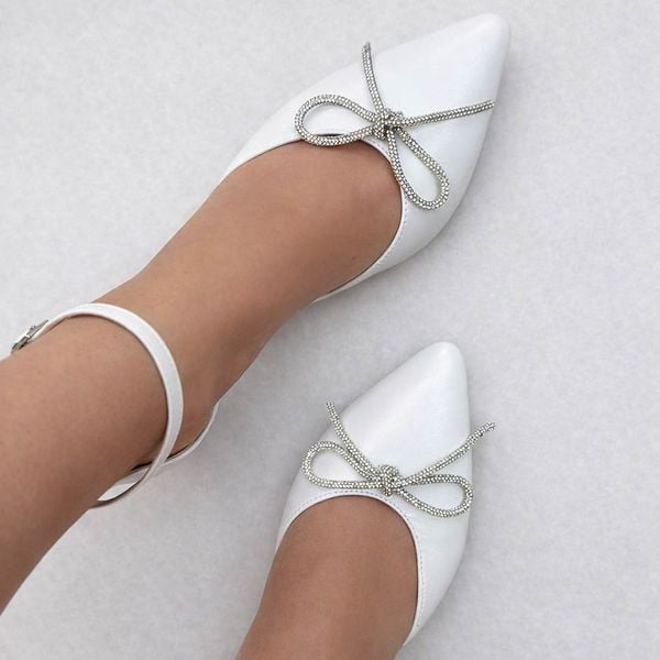 Białe skórzane Polskie szpilki damskie Prestige 2252. Białe szpilki Prestige, bez wzorów, ze skóry, bez obcasa. Za 429,00 zł.