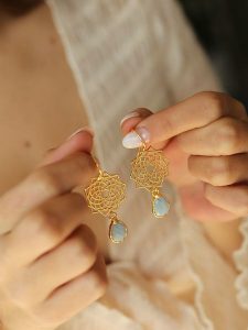 L'Atelier de Gaia Pozłacane kolczyki z opalami rozmiar: onesize. Niebieskie kolczyki L'Atelier de Gaia, z opalem, pozłacane. Za 91,77 zł.