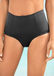 Figi bikini z wysoką talią i standardowym wycięciem na nogi. Czarne bikini bonprix, bez wzorów. Za 62,99 zł.