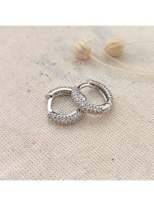 Atelier MIU Pozłacane kolczyki-kreole z cyrkoniami rozmiar: onesize. Szare kolczyki Atelier MIU, z cyrkonią, pozłacane. Za 74,81 zł.