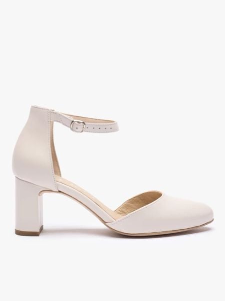 Kremowe ślubne czółenka ze skóry licowej. Brązowe czółenka Ryłko, bez wzorów, ze skóry, z okrągłym noskiem, bez obcasa, na obcasie, bez zapięcia. Za 399,99 zł.